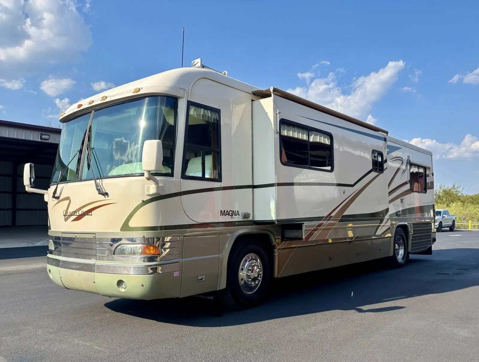 2000 Country Coach Magna 36ft Single Slide No Reserve