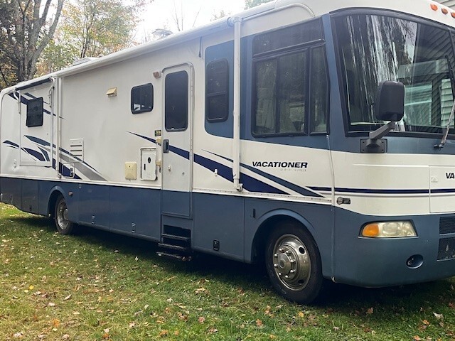 2002 Holiday Vacationer Low Miles -NO RESERVE-