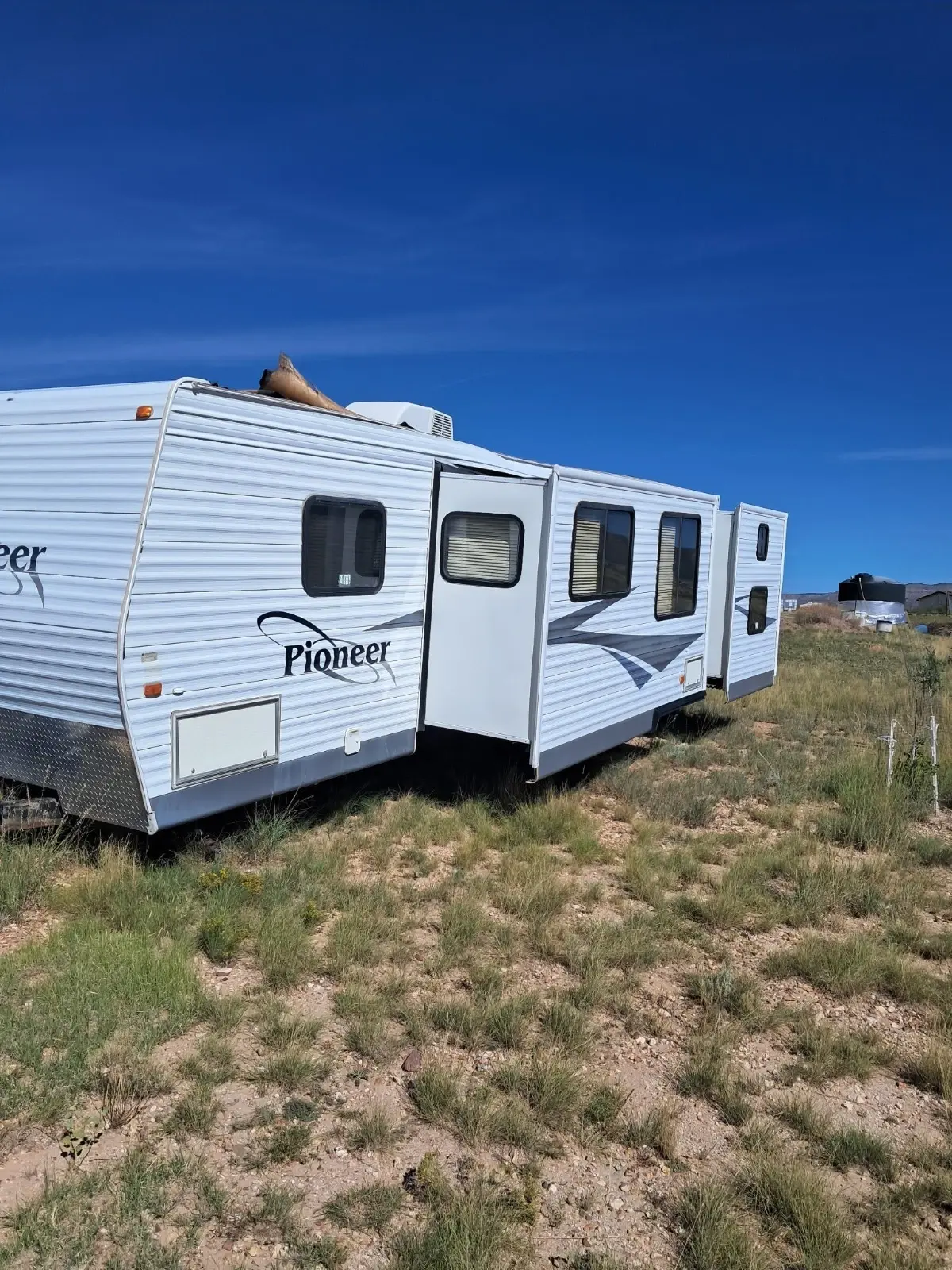 2006 Fleetwood Pioneer 31' Travel Trailer water damage fix title in hand AZ86334