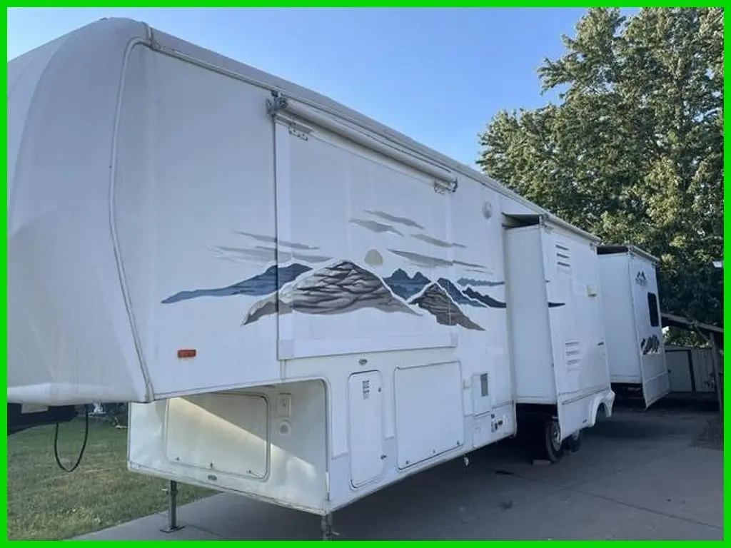 2006 Heartland Bighorn 36' Fifth Wheel – 4 Slides – 3 A/C Units – Washer/Dryer P