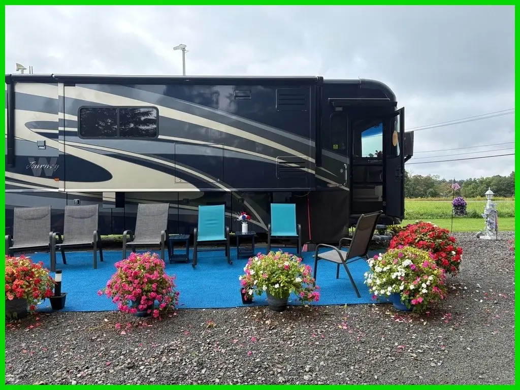 2010 Winnebago Journey 40L – 360 HP Cummins Diesel – 3 Slides – New Full-Body Pa