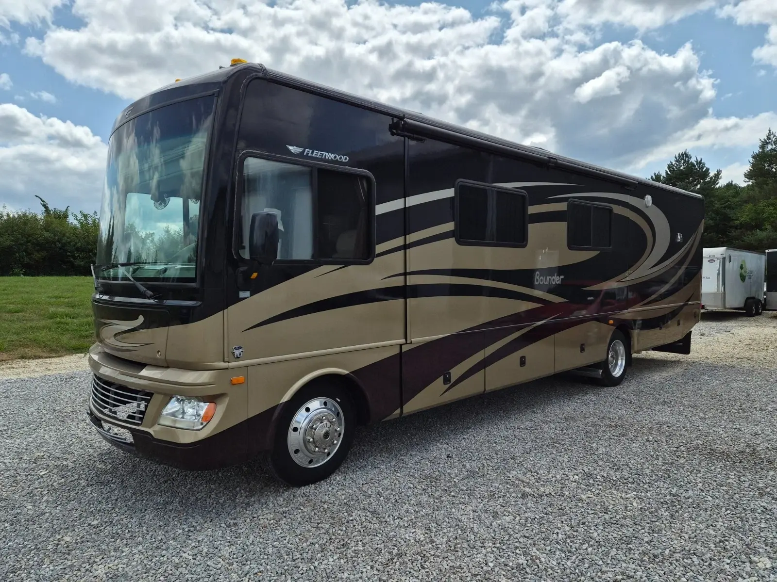 2012 38K Miles-1 AND 1/2 BATH-FLEETWOOD BOUNDER 35k GAS V10 class A 2 slides