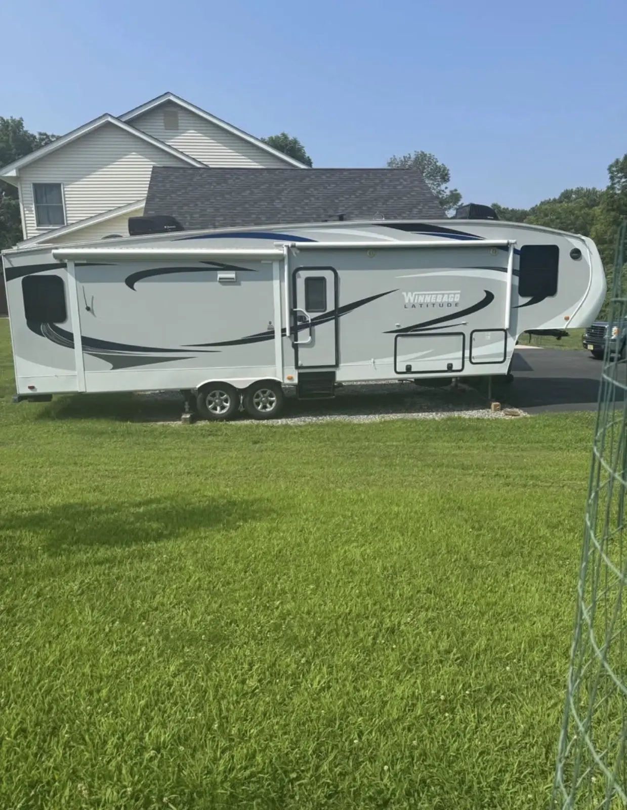 2016 Winnebago Latitude 37 5th Wheel RV