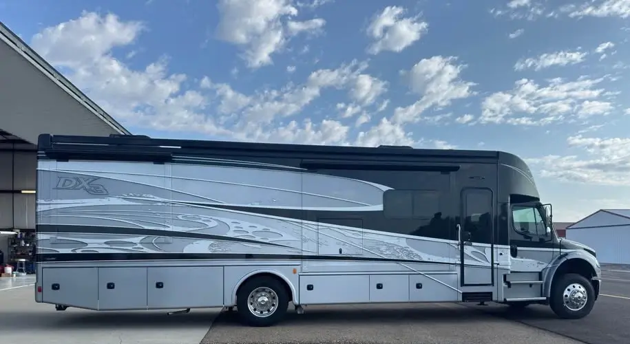 2018 DYNAMAX DX3 DXC37TS FREIGHTLINER CHASSIS CUMMINS L9 LOW 23K MILES VERY NICE
