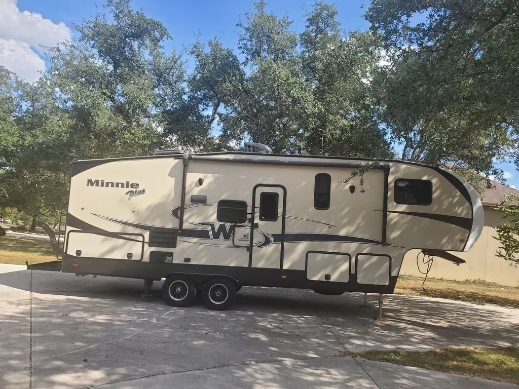 2018 Winnebago Minnie Plus 27REOK 29' Fifth Wheel 185845