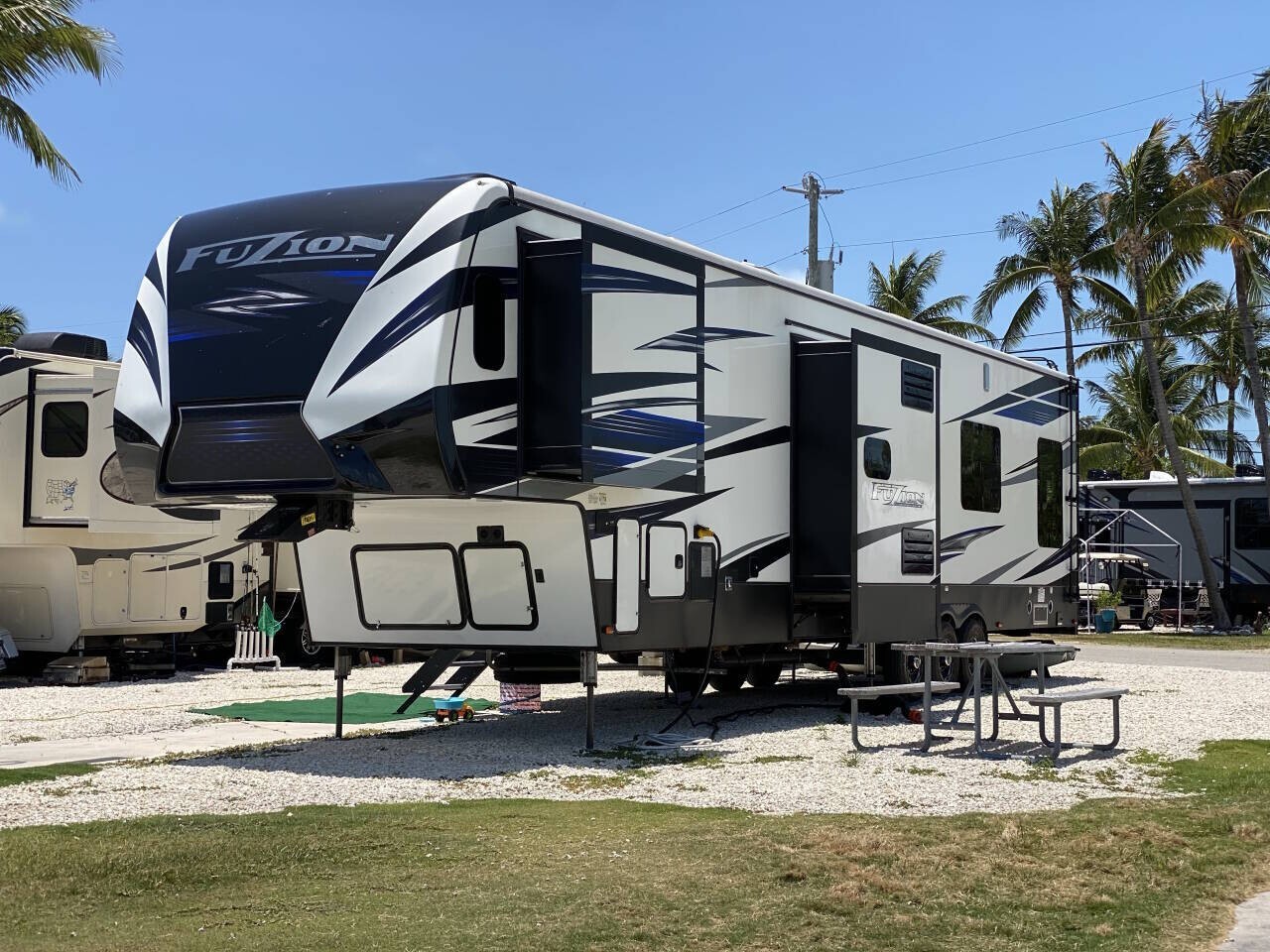 2019 Fuzion 5th Wheel Toy Hauler Camper RV Florida Great Shape Clean L@@K!!!