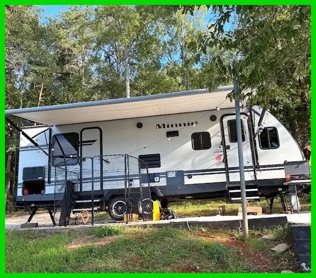 2020 Winnebago Minnie 2500FL Travel Trailer 27.92ft 1 S/O Sleep 6 Stock #594960