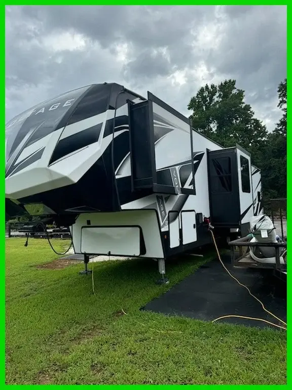 2021 Dutchmen Voltage 4195 Fifth Wheel Toy Hauler 13ft Garage Stock #594165
