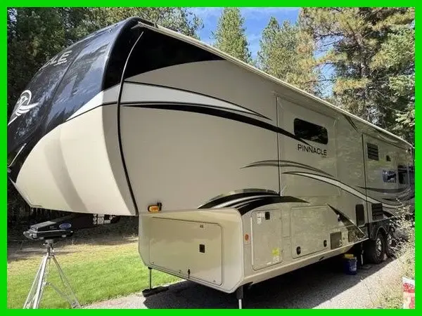 2021 Jayco Pinnacle 36FBTS Fifth Wheel — Bath-and-a-Half Layout