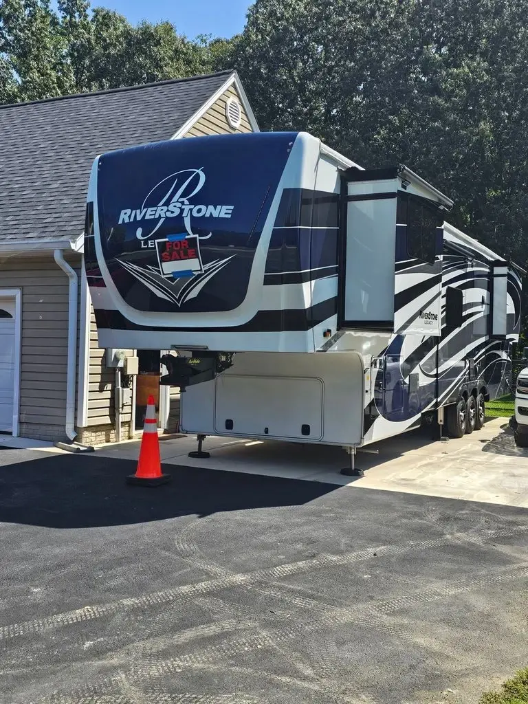 2022 Forest River Riverstone Legacy 42FSKG 44' Toy Hauler 186729