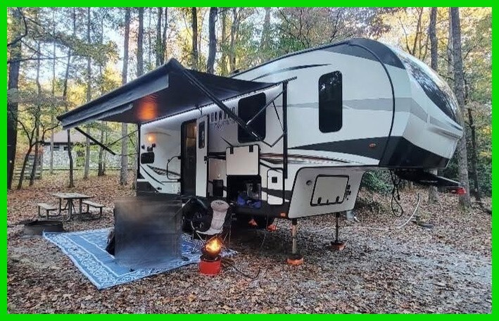 2022 Forest River Rockwood Ultra Lite FW 2442BS Fifth Wheel Stock #89899074