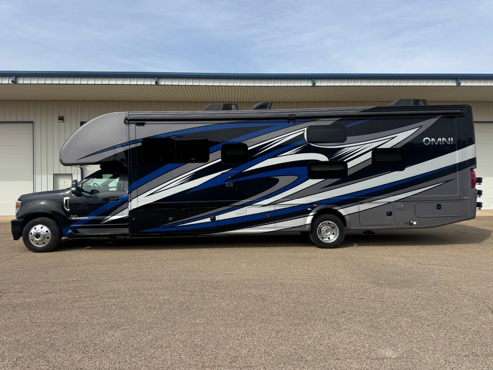 2022 Omni RS36 4x4 Super C RV F-600 6.7 Liter Powerstroke Diesel Bunks 9K Miles