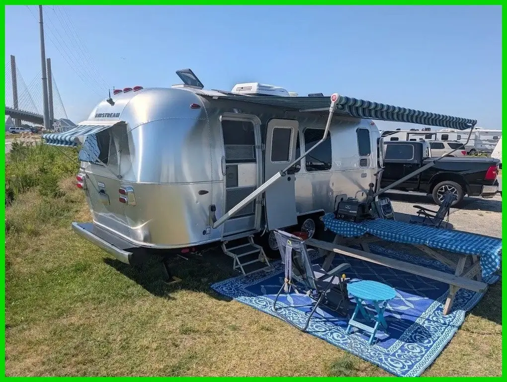 2023 Airstream International 23FB Travel Trailer 23.75ft Sleeps 4 Stock#89891299