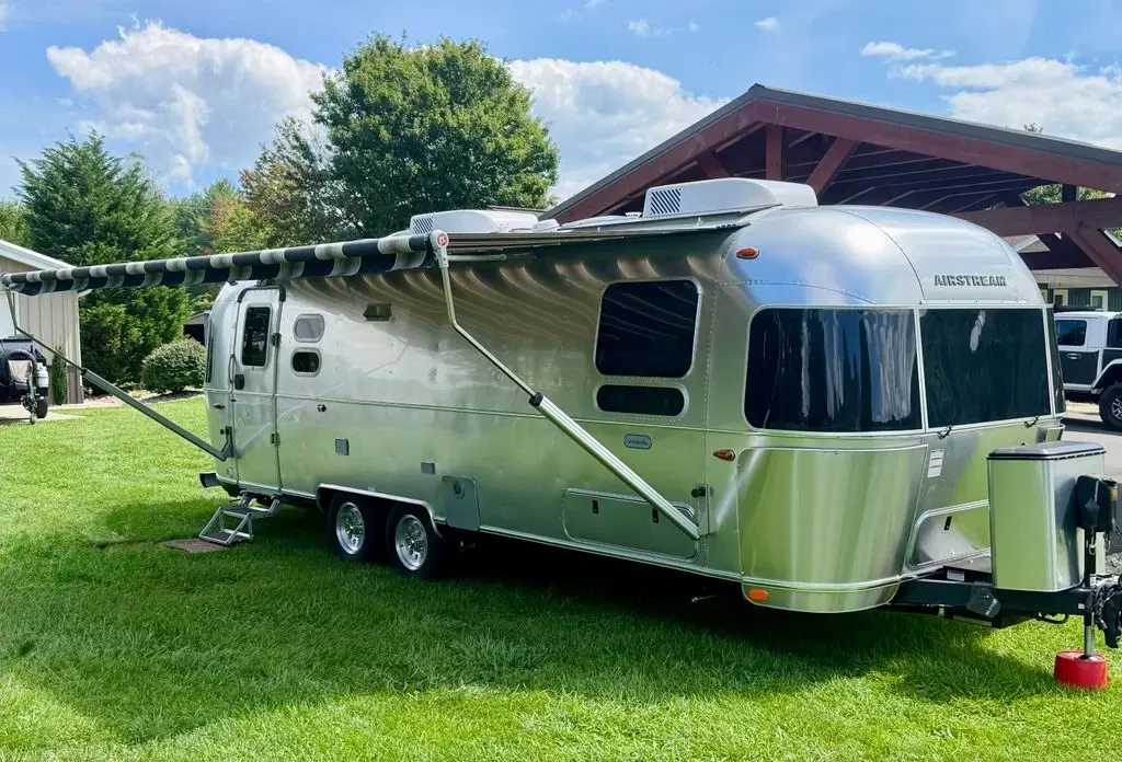 2025 Airstream Globetrotter 27FB Twin 28' Travel Trailer 185933