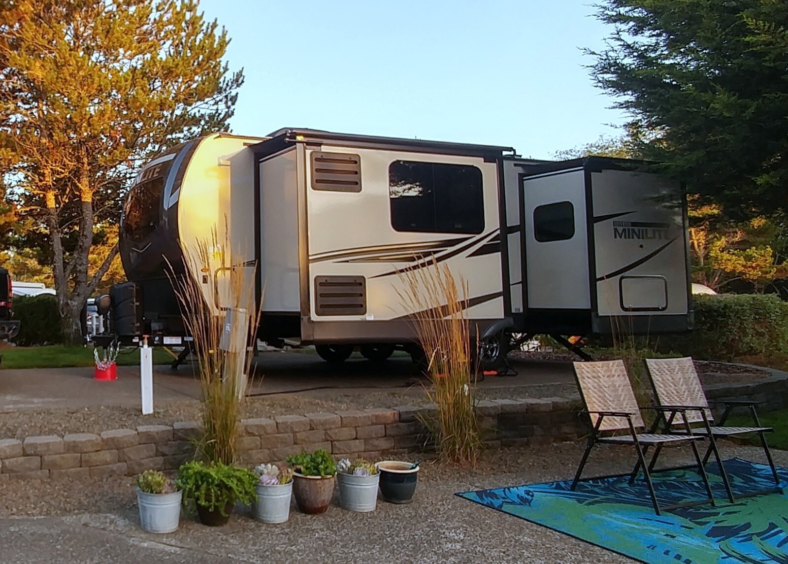 Off-Grid and Winter Gem! 1200 Watts Solar - 2022 ROCKWOOD MINI LITE