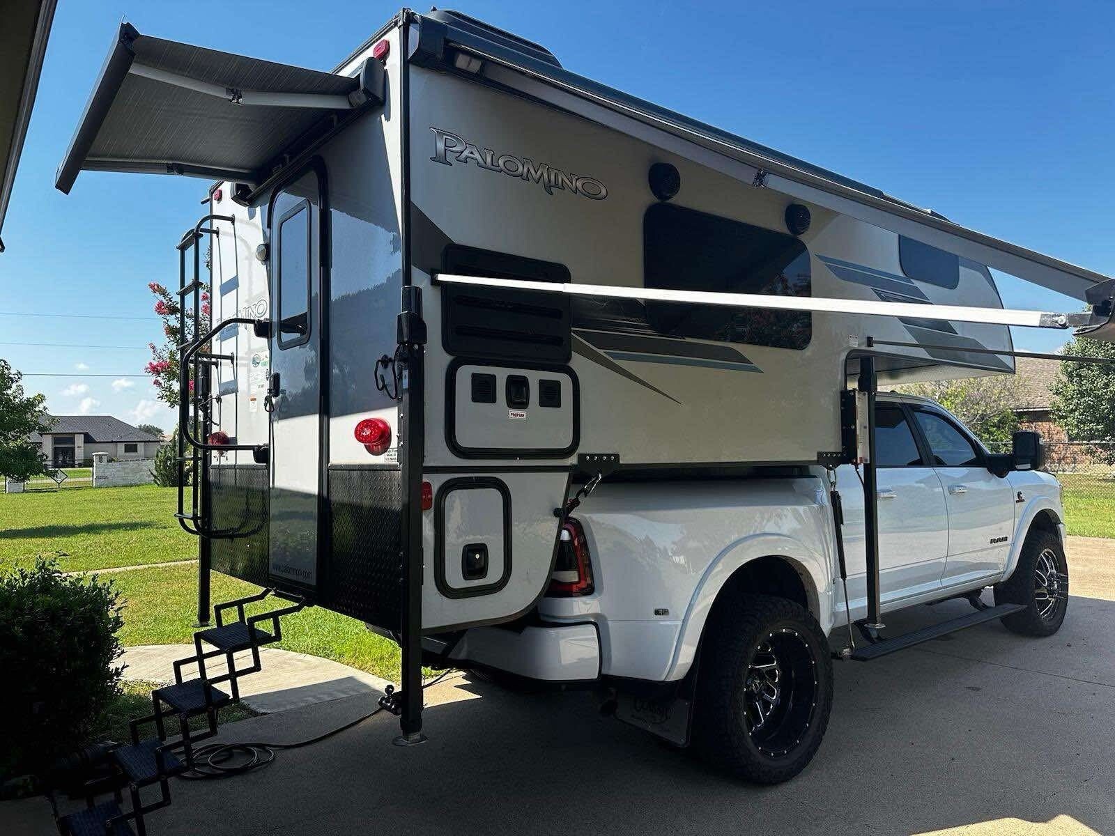 Palomino Truck Camper HS-8801 Like New conditions!