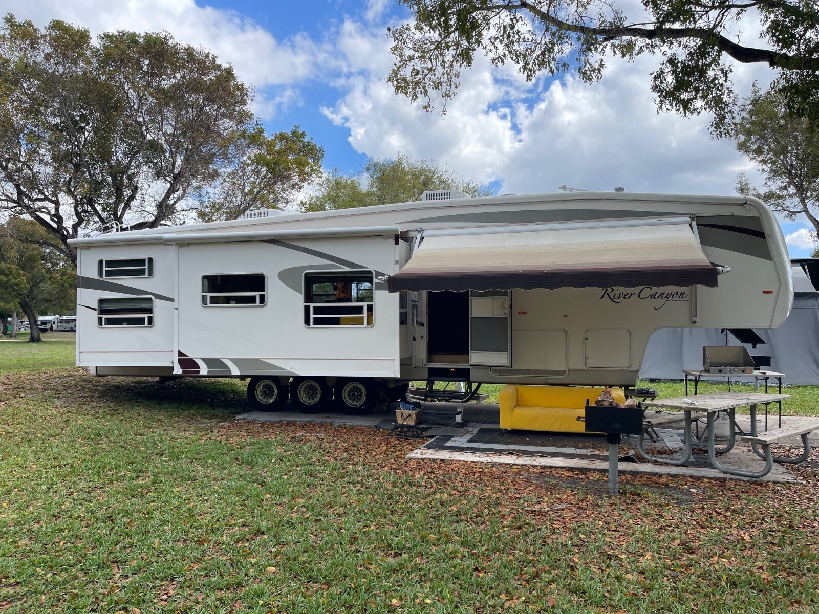 RV camper Fifth Wheel