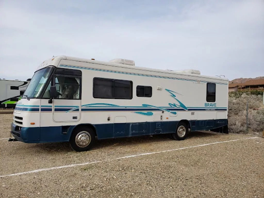 Winnebago Brave 32RQ 1996 RV Class A Motorhome Cumins 5.9 L Diesel engine