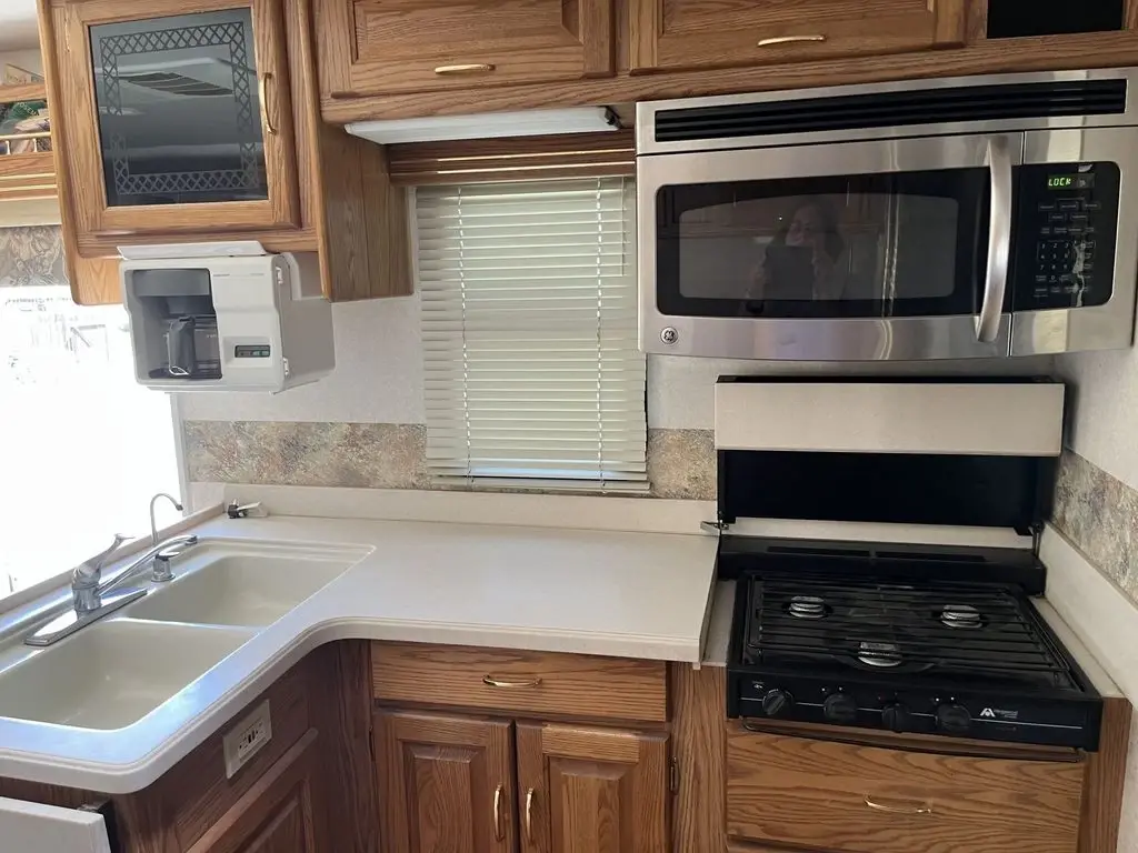 2000 National RV Dolphin Class A Motorhome