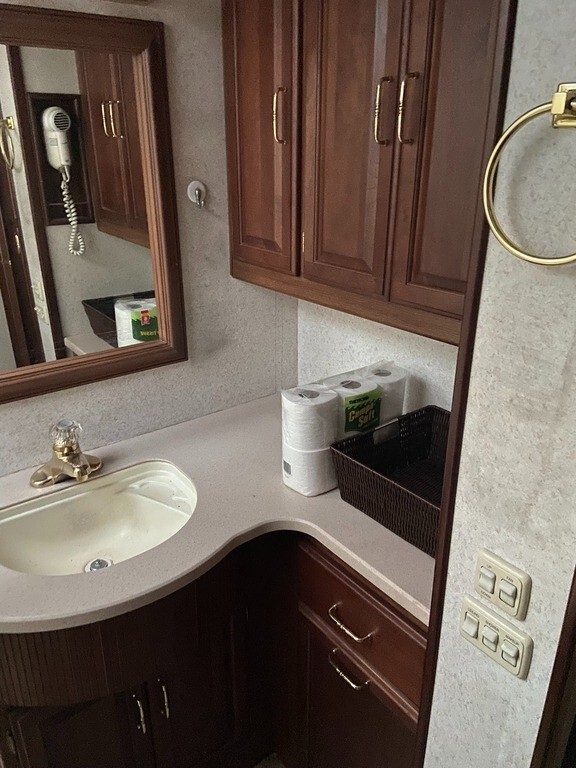 2002 Winnebago Journey DL Motorized Class A