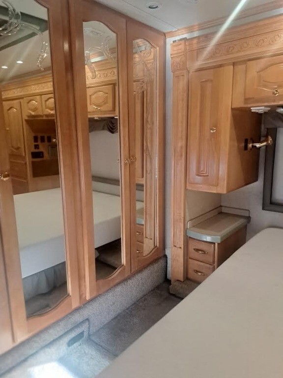 2004 Monaco Signature Motorized Class A