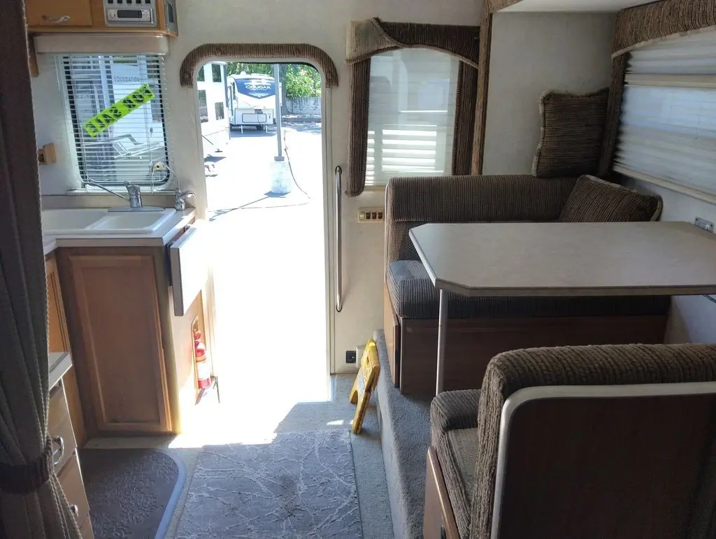 2005 Lance Lance Truck Camper