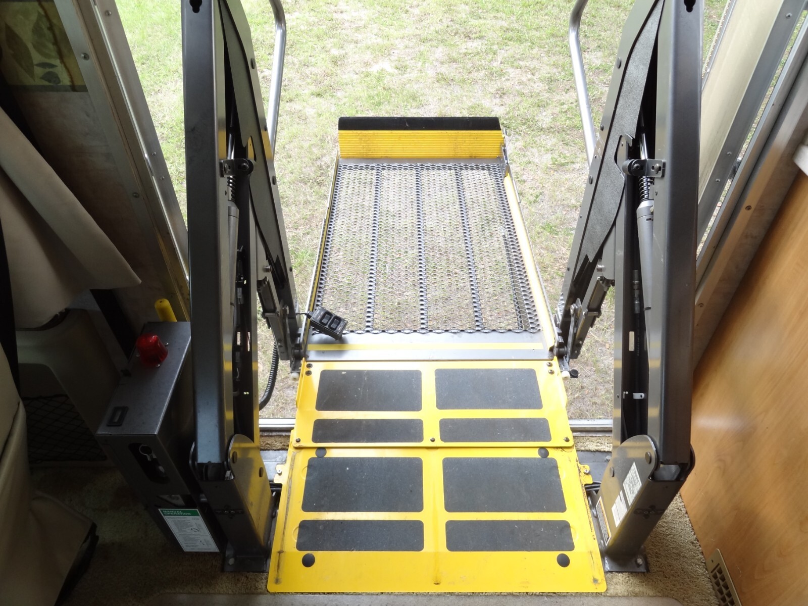 2007 Fleetwood EXPEDITION 38N CHAIR LIFT