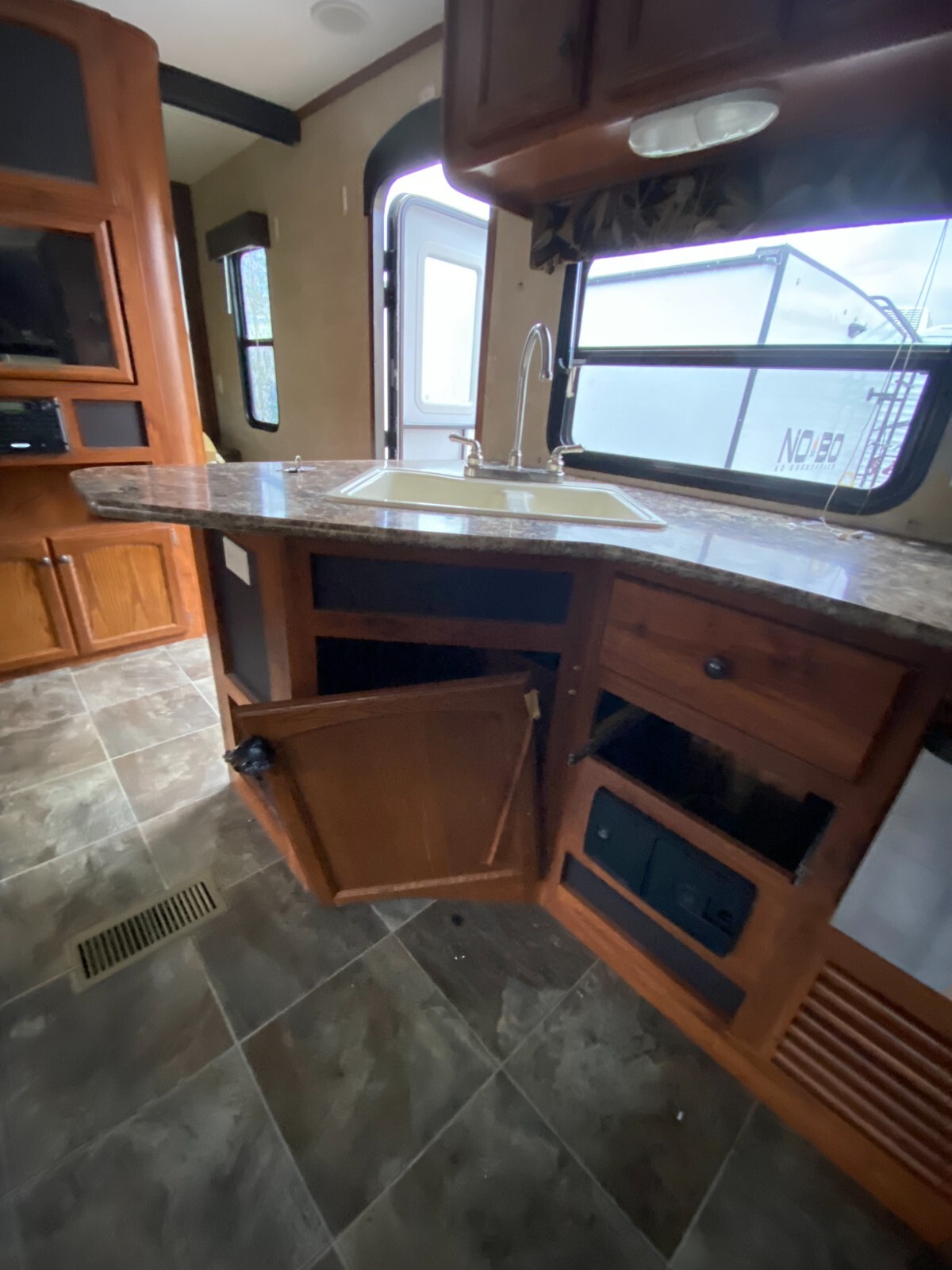 2015 Keystone Hideout 27 DBS Pull Behind