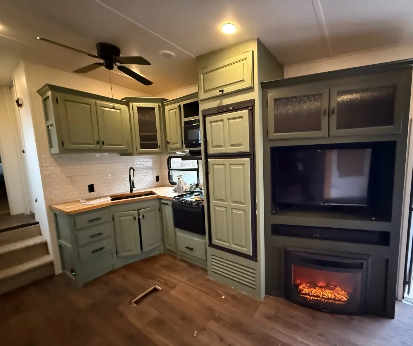 2016 Keystone Sprinter Fifth-wheel rear living