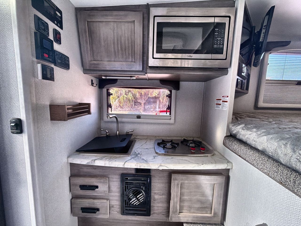 2019 Lance Lance Truck Camper