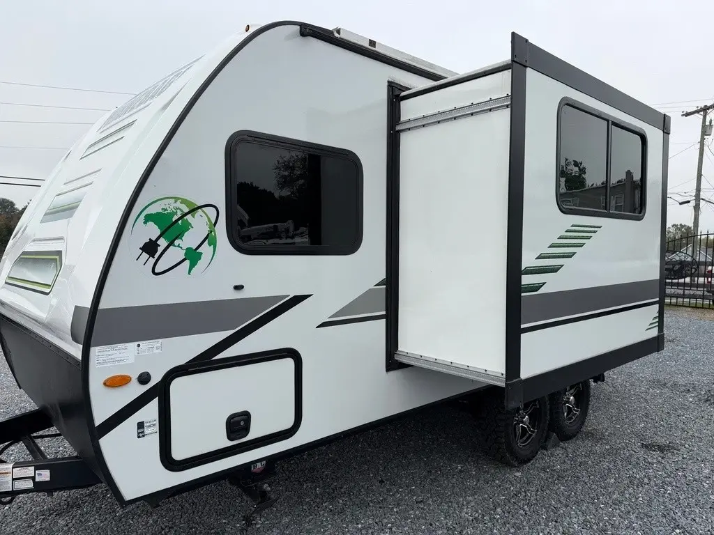 2022 Winnebago Micro Minnie FLX Travel Trailer
