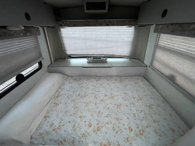 2004 Winnebago Rialta Camper