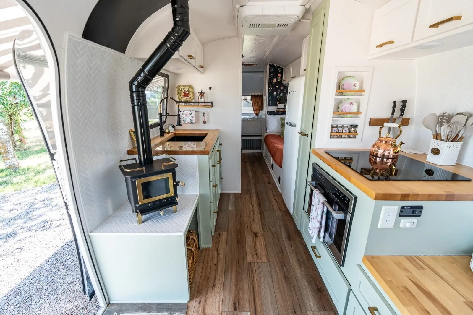 1969 Airstream International Land Yacht Ambassador