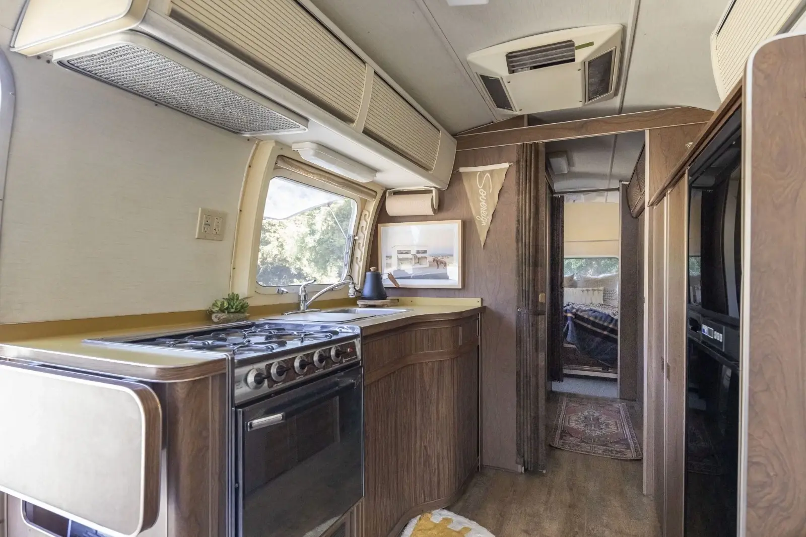 1974 Airstream International Land Yacht Sovereign