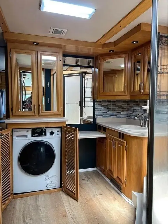 2000 Beaver Contessa Motorized Class A