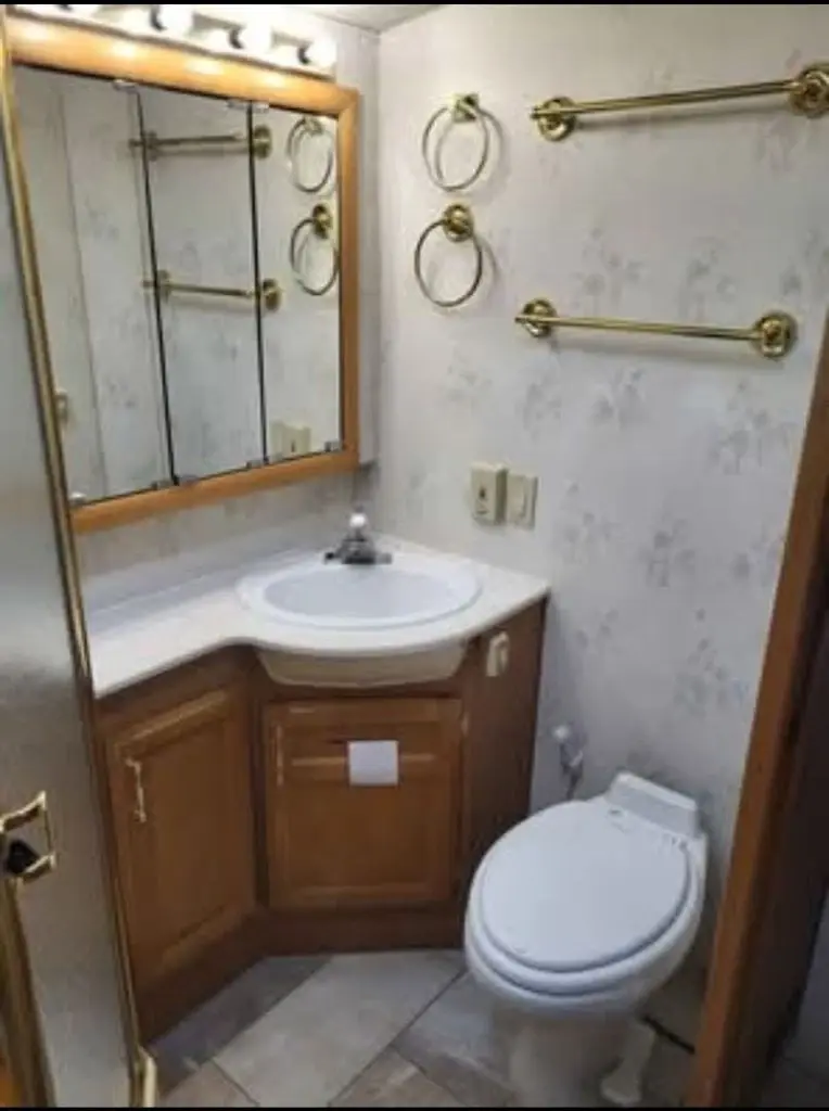 2000 Fleetwood Discovery Class A Motorhome