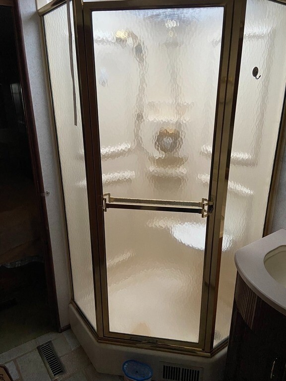 2002 Winnebago Journey DL Motorized Class A