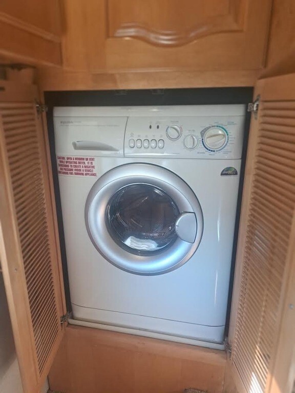 2004 Monaco Signature Motorized Class A