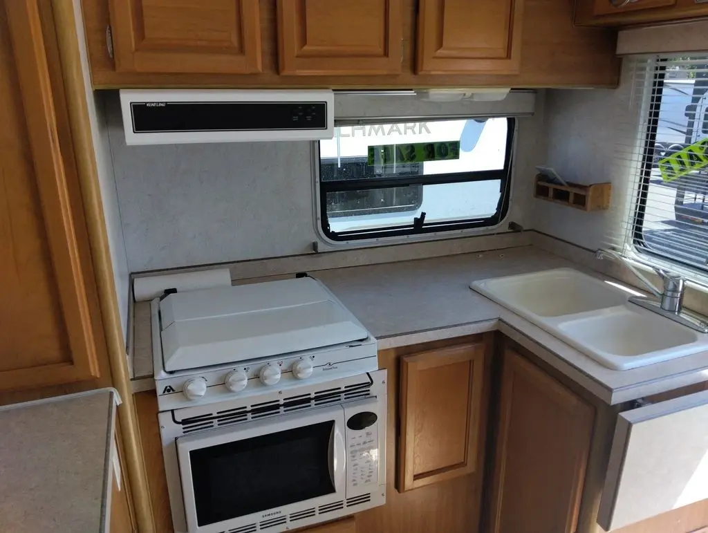 2005 Lance Lance Truck Camper