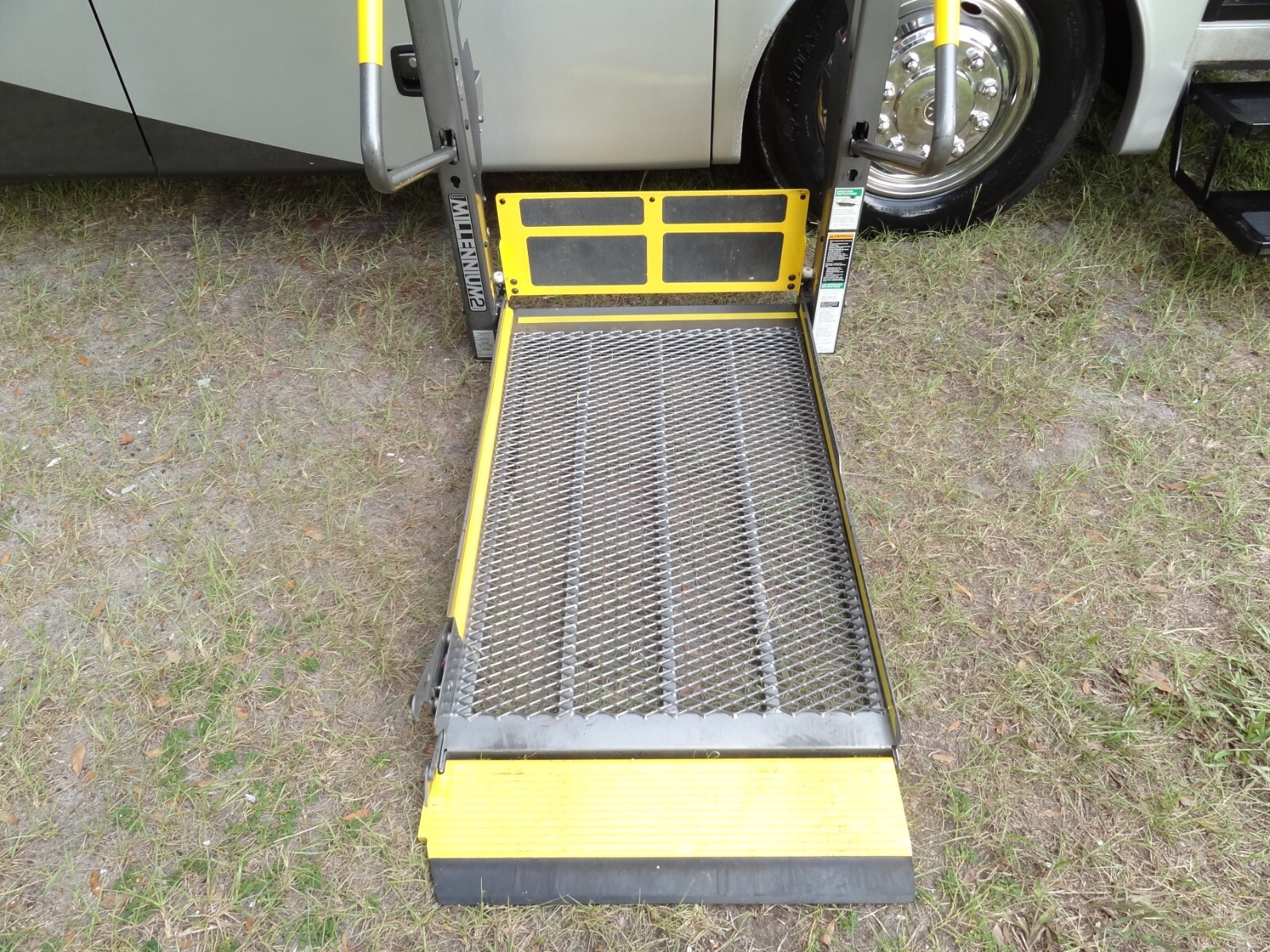 2007 Fleetwood EXPEDITION 38N CHAIR LIFT