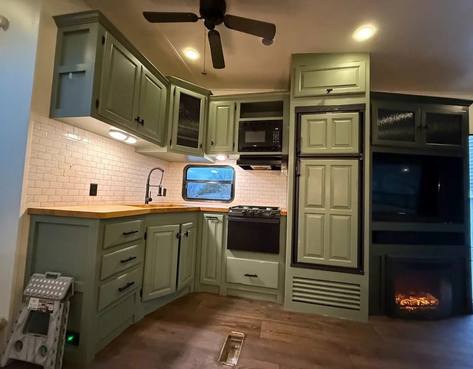 2016 Keystone Sprinter Fifth-wheel rear living