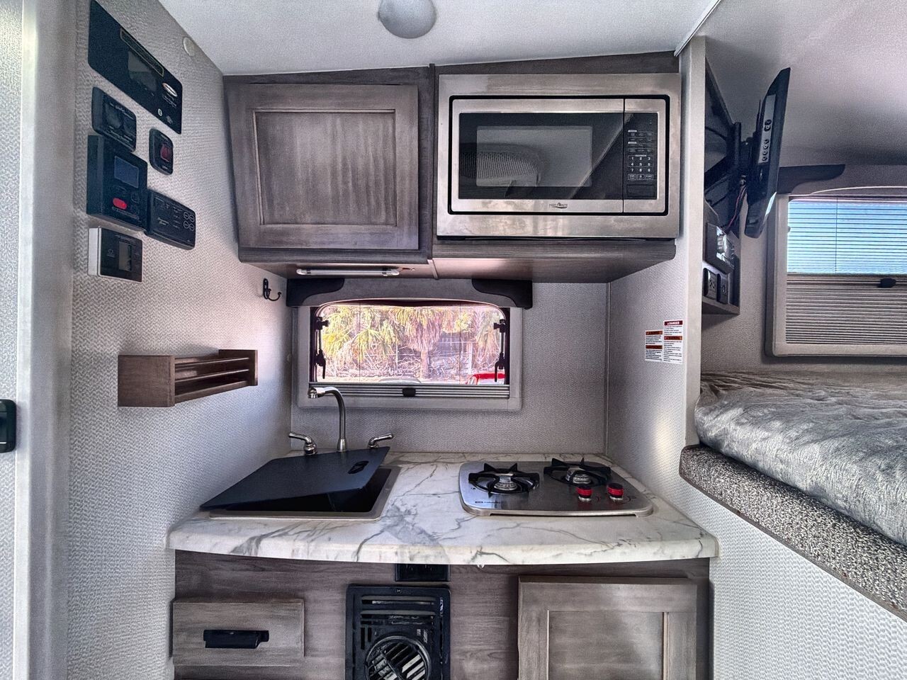 2019 Lance Lance Truck Camper