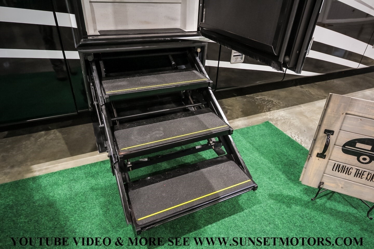 2022 White NEWMAR SUPERSTAR --