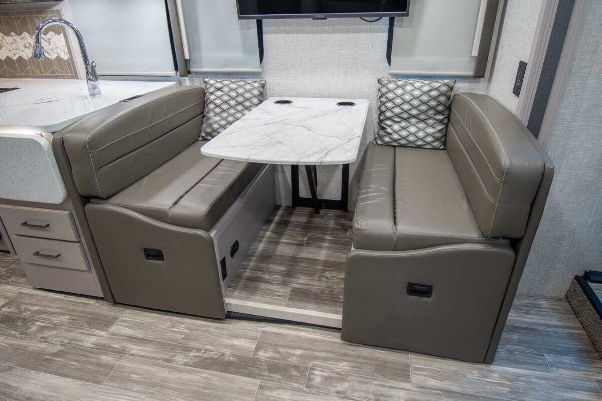 2022 Thor Motor Coach Hurricane