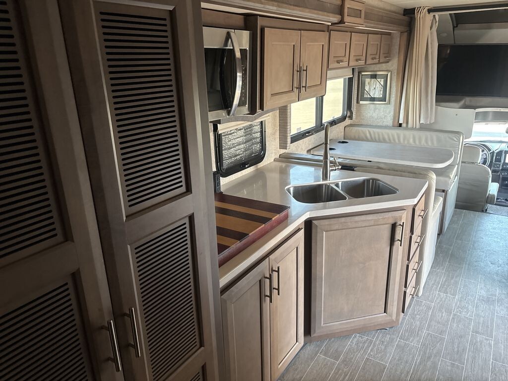 2022 Thor Motor Coach Omni