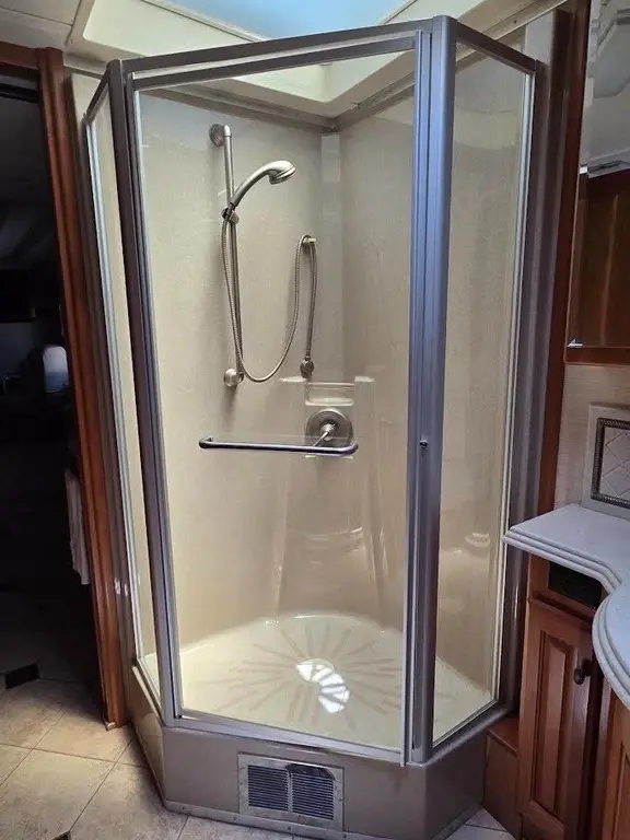 2006 Monaco Dynasty 42 Motorized Class A