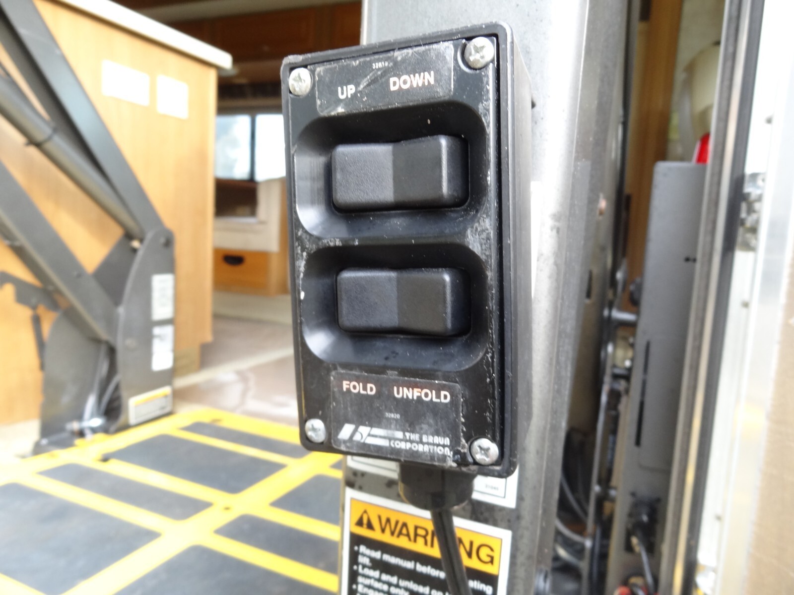 2007 Fleetwood EXPEDITION 38N CHAIR LIFT