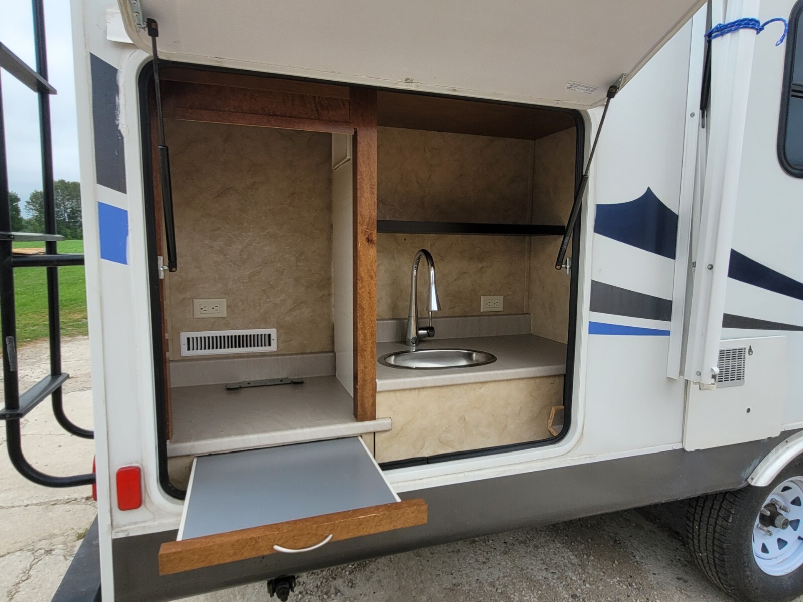 2013 Winnebego Remington SunnyBrook 2500FBS Travel Trailer