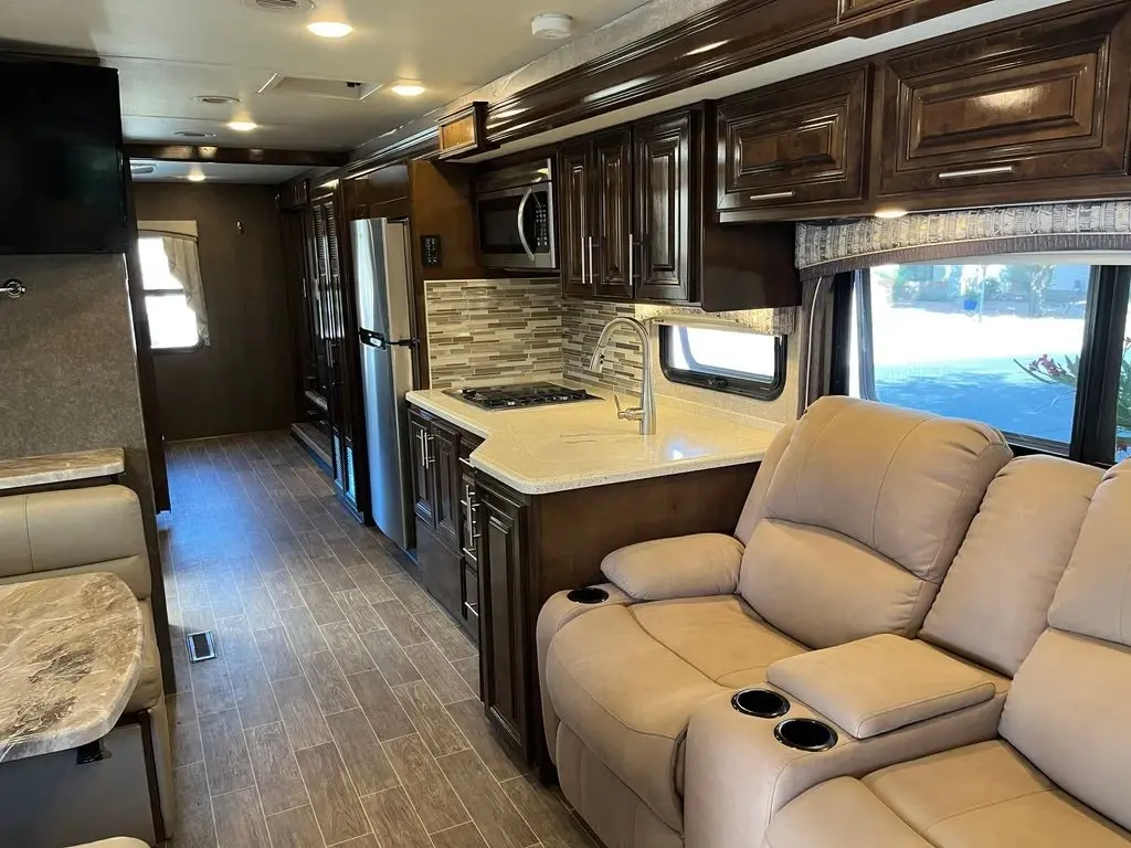 2020 Thor Motor Coach Miramar Class A Motorhome