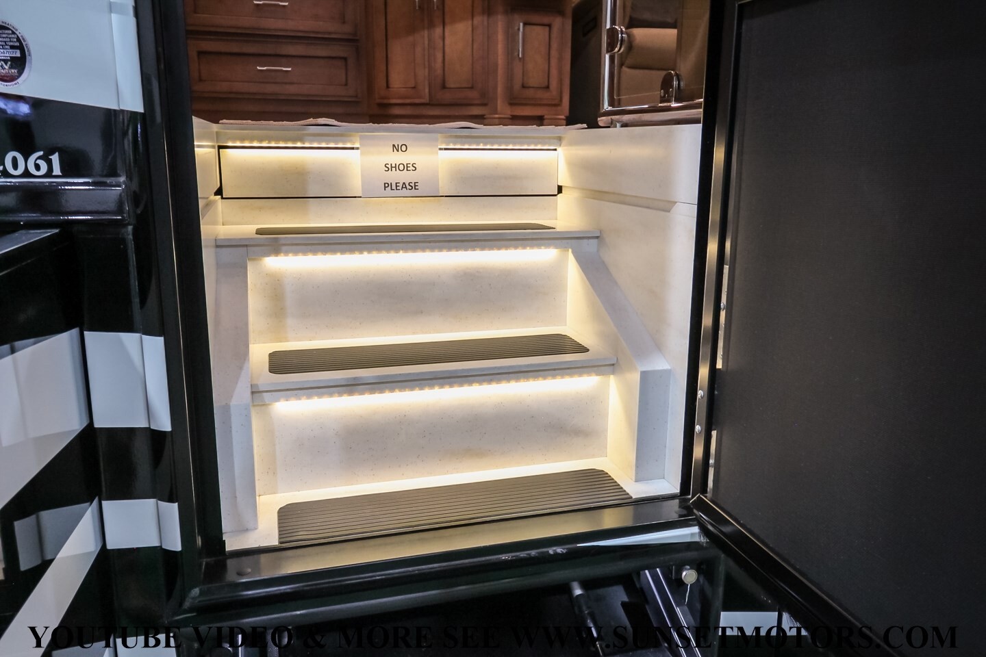 2022 WHITE NEWMAR SUPERSTAR